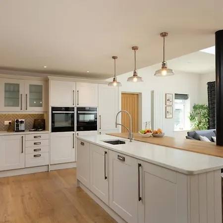 Spacious For 16 Near Сasa de vacaciones York