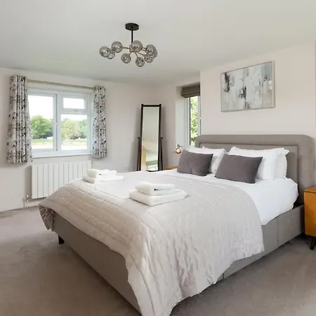 Spacious For 16 Near York