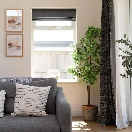 Spacious For 16 Near * York