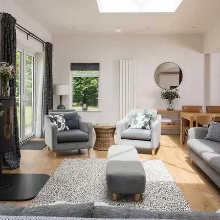 Spacious For 16 Near *