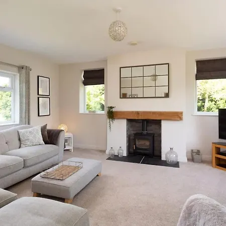 Spacious For 16 Near York