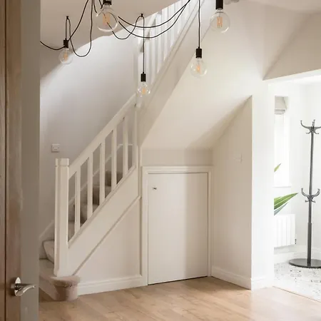 בית נופש Spacious For 16 Near