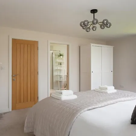Spacious For 16 Near Сasa de vacaciones York