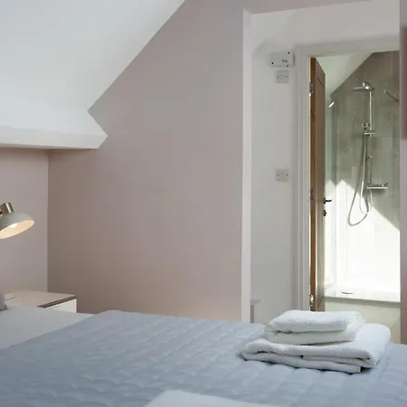 Spacious For 16 Near Сasa de vacaciones