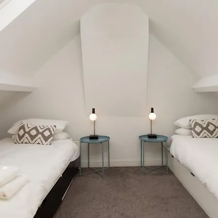 Spacious For 16 Near Сasa de vacaciones York