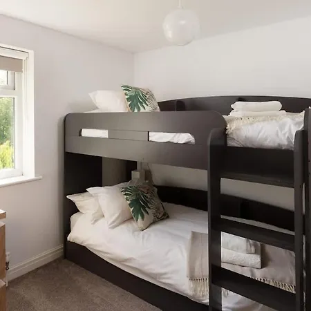 Сasa de vacaciones Spacious For 16 Near *