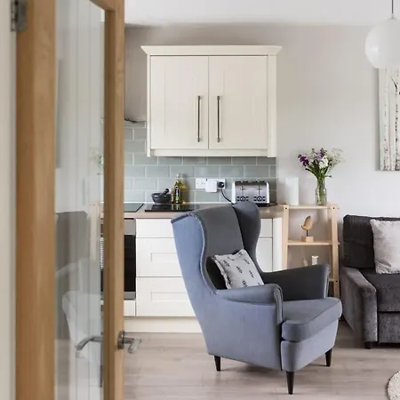 בית נופש Spacious For 16 Near *