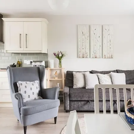 Spacious For 16 Near בית נופש