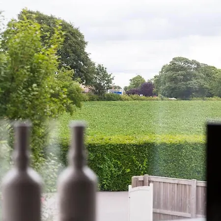 Spacious For 16 Near York