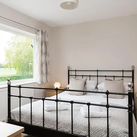 Spacious For 16 Near York