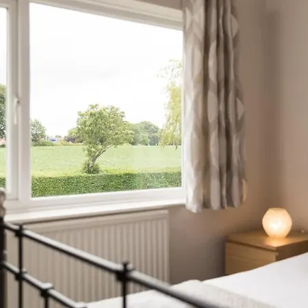 Spacious For 16 Near * York