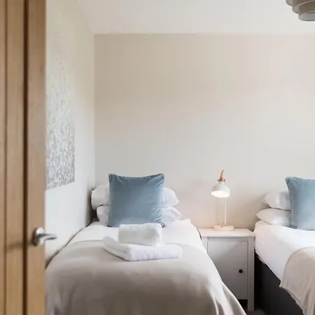 Spacious For 16 Near *