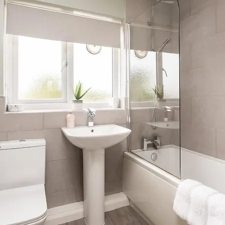 בית נופש Spacious For 16 Near יורק