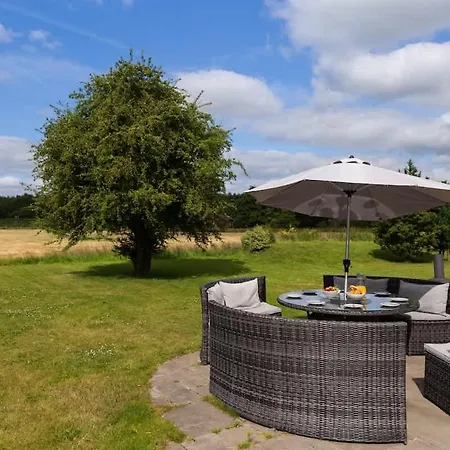 Spacious For 16 Near York
