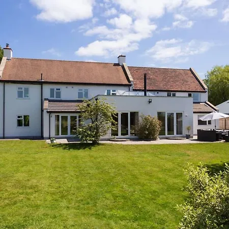 Spacious For 16 Near York